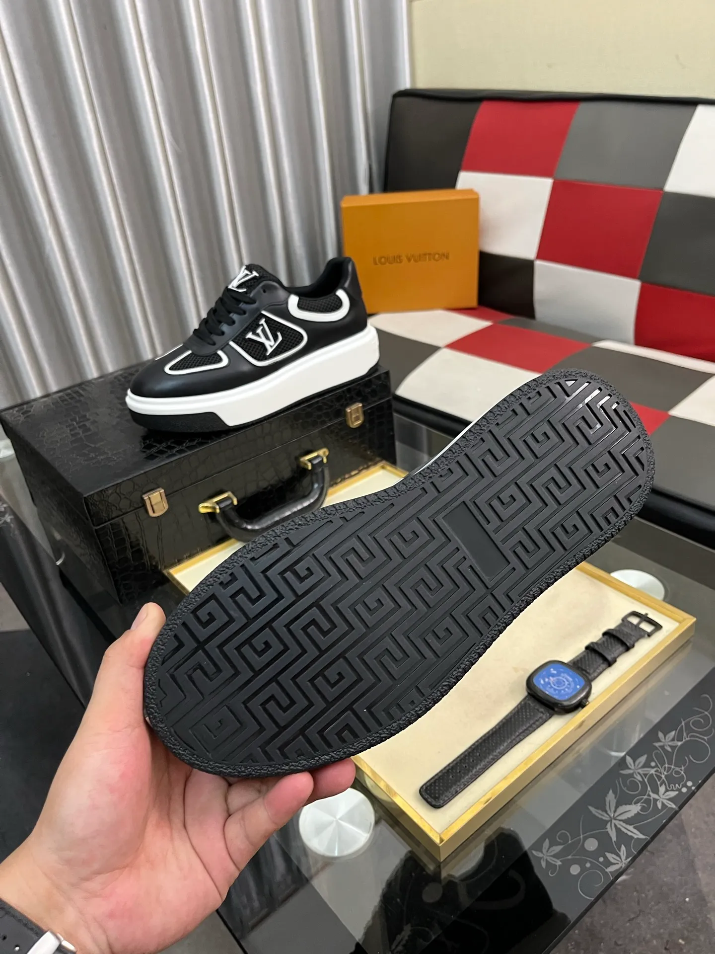 Men's shoes 💰458⌚️⌚️《Louis vuitton/LV Louis Vuitton》original quality.~ Unique modern style sneakers. 🏃A must-have casual shoe for trendy men😍😍 Original brand imported from Italy, imported original leather, cowhide lining (refuses to discolor and grind feet) sole: original sole provided by the original factory, French lazy style design ⚠️Fit to the feet, original quality, super comfortable original sole. Code number: 38-442️⃣Colors available